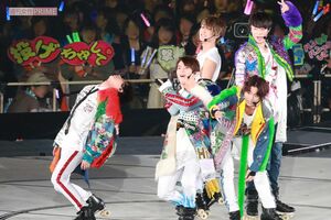 思い思いの自作うちわを掲げるファンたち(2019年・ジャニーズJr.8.8祭より)