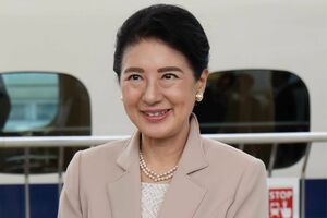 ピンクベージュのスーツをお召しになられた雅子さま