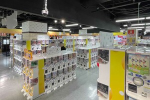 約4000台の販売機を並べる「ガシャポンのデパート」外国人観光客も目を輝かせてハンドルを回す