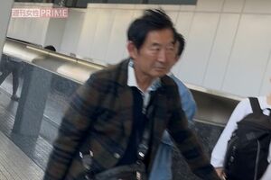 2025年4月、新大阪駅構内を闊歩する石田純一