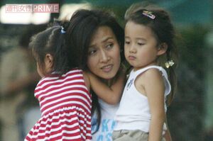 2005年、Cocomi（写真右）とKoki（写真左）を軽々と抱っこする工藤静香