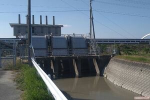 《福岡県大川市事件》用水路から1km先の水門で発見された