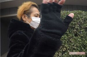 カメラを手でさえぎりながらも再結成について語ってくれた大沢樹生