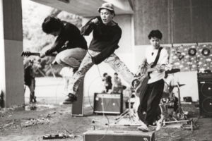 原宿の歩行者天国でライブ活動をしていたころのTHEBOOM。宮沢は大学の卒業式、衣装の上にコートを着て出席。そのままホコ天に駆けつけた