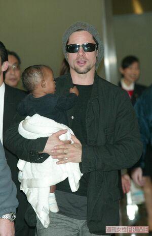 到着した空港ではアンジーの養子を抱っこ。パートナー関係が長く'14年に結婚も'16年に破局(撮影/本誌写真班)