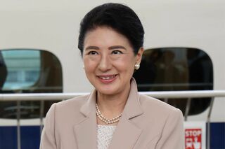 雅子さま、京都で披露された“大胆な花柄小物”を取り入れたコーディネートに「上…