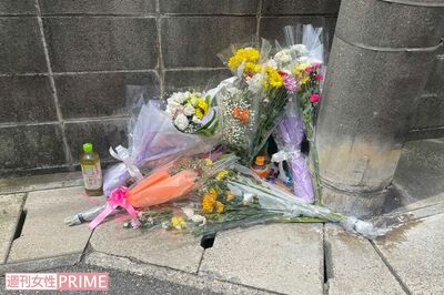 千葉市若葉区の事件現場には供花のほか、ようかんやいなりずし寿司も(2025年5月15日撮影)