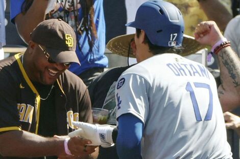 大谷翔平「しつこい“ヤジ将軍”」とのハイタッチに称賛!GOAT=史上最高の選手と呼ばれる、これだけの理由