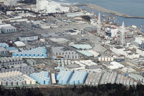 福島第一原発の敷地内に立ち並ぶ、トリチウム水などが入ったタンク（2018年2月、撮影＝共同通信社）