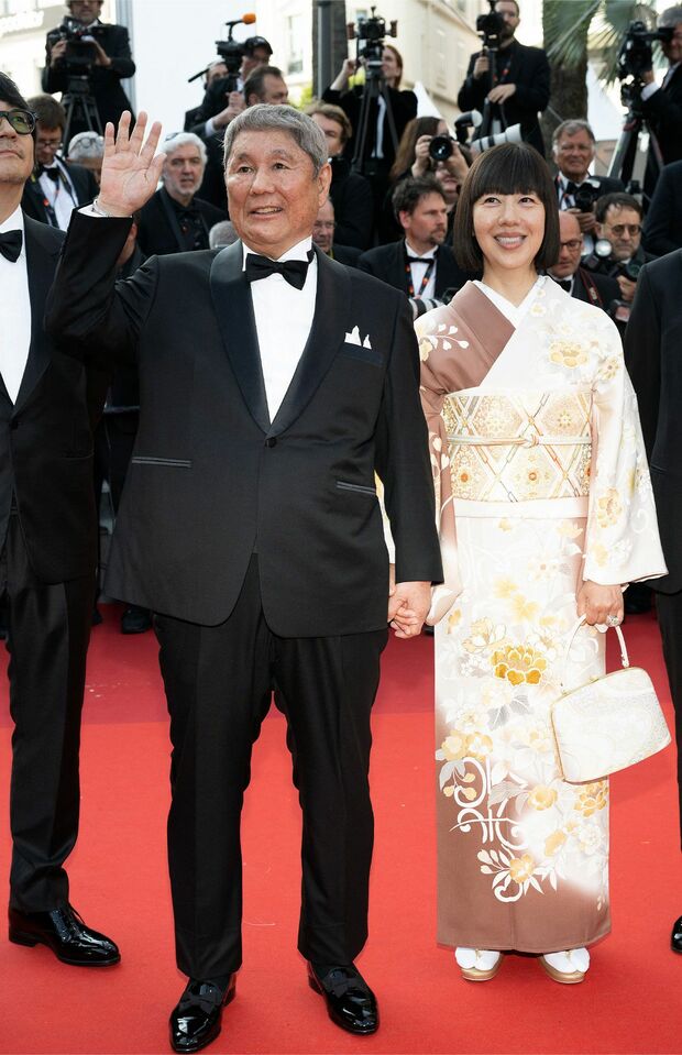 カンヌ国際映画祭で映画「首」の上映前にレッドカーペットを歩く北野武と夫人