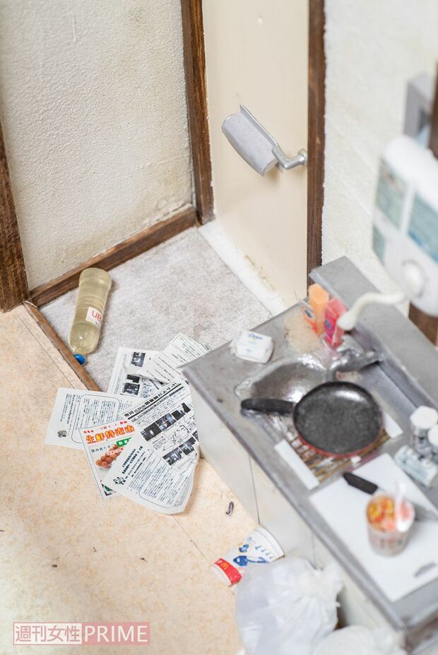 家主が亡くなっても、ポストには手紙やチラシが投げ込まれていた　撮影／齋藤周造