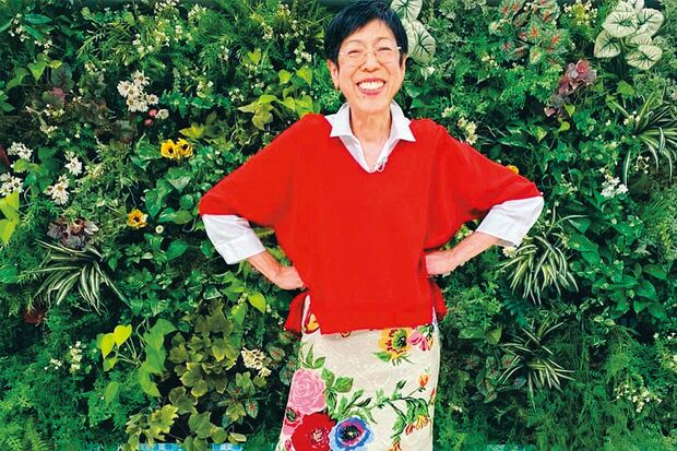 NHK『あさイチ』に登場した際には、真っ赤なカーディガンに花柄のタイトスカート、赤いヒールと、年齢を感じさせない生き生きとしたファッションが大きな話題を呼んだ