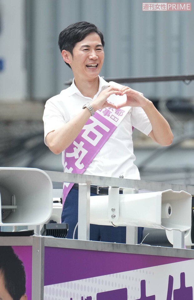 都知事選街頭演説でアイドルばりの「指ハート」を作ってみせる石丸伸二氏(2024年7月)
