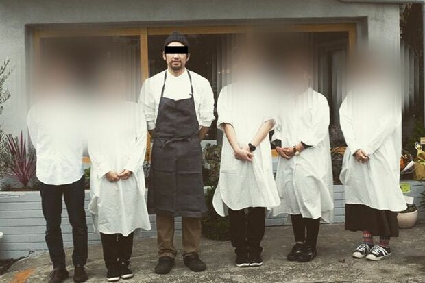 『I』のスタッフたちと並ぶ自殺したT（『I』のフェイスブックより）