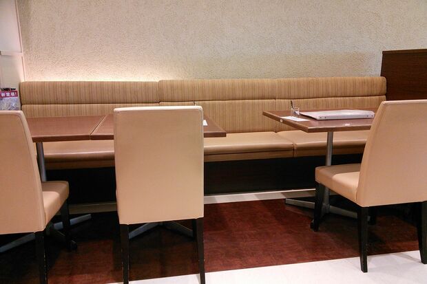 時短要請や休業などで飲食店は従業員の稼働人数を大きく減らすところも（画像はイメージです）