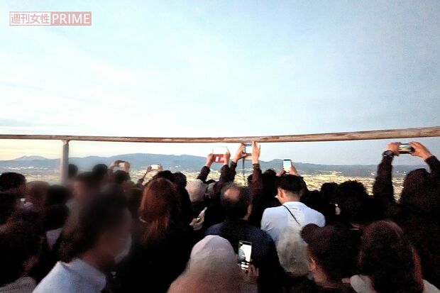 北海道・函館山には平日にも関わらず多くのインバウンド客が(編集部撮影)