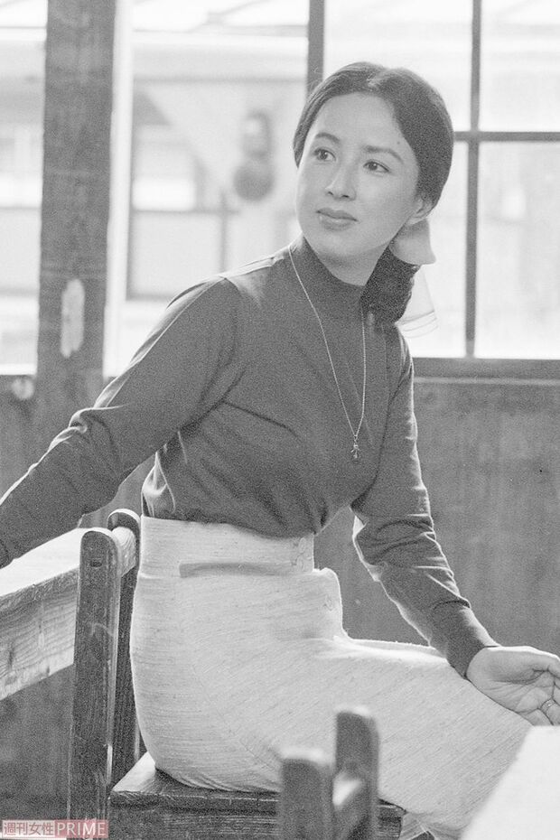 舞台『二十四の瞳』で主役の大石先生を演じた八千草さん。’72年、舞台のロケハンと宣伝を兼ね、作品のモデルとなった香川県の小豆島・田浦分校を訪ねて　撮影／週刊女性写真班