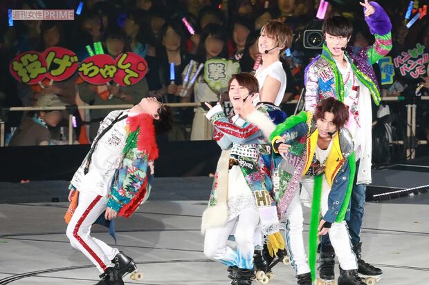 思い思いの自作うちわを掲げるファンたち（2019年・ジャニーズJr.8.8祭より）