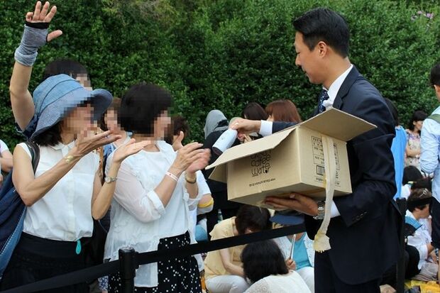  ヨン様の意向で待機するファン200人にコーヒーとレストランの食事券が配布された