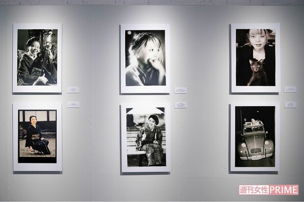 幼少期から結婚当時、晩年まで……と、希林さんの素顔が伝わる貴重な写真を多数展示　撮影／齋藤周造