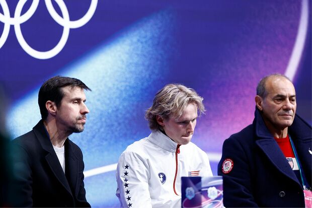 キス・アンド・クライで得点発表を待つイリア・マリニン選手とロマン・スコルニアコフ氏（撮影／JMPA）