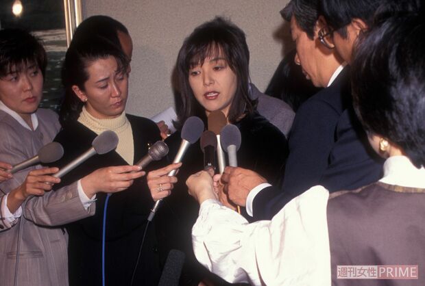 離婚会見で報道陣に囲まれる岩崎宏美。表情には疲れもうかがえる