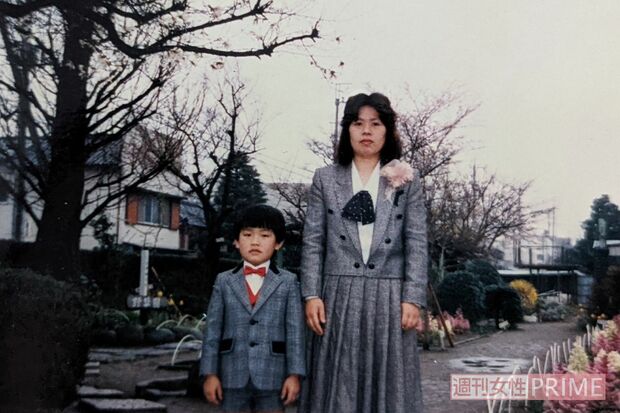 亡き母との記念写真。食の道へ進むきっかけとなったのは母の導き。ここまで20数年間、志ぶれずにやってこられたのも亡き母親の存在が大きかったから