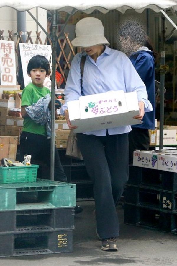  青果店でブドウを箱ごと購入された紀子さまと悠仁さま。どなたのお土産に？（'15年8月）