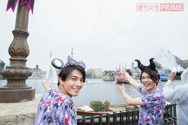 「ヒールはやっぱりカッコいい!」（中尾）、「おっ、次は悪役に挑戦!?」（崎山）撮影／廣瀬靖士(c)Disney