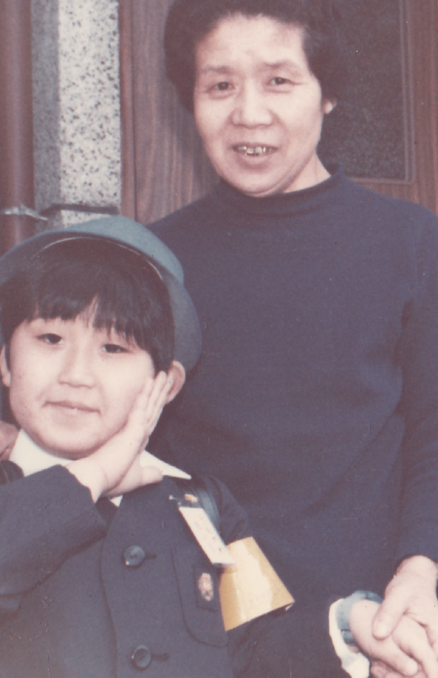 幼少期の歌川さん(左)を救った、たった1人の味方“ばあちゃん”と