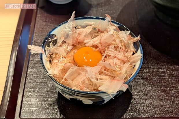 「肉讃岐 もっちりうどん源次郎」セットで注文できる卵かけごはん（税込み209円）　撮影／編集部