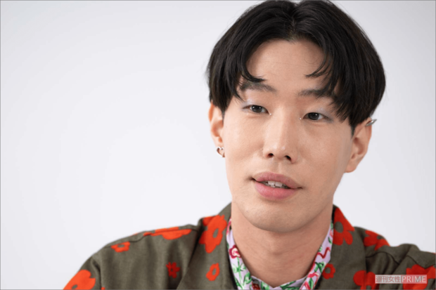 こちらの質問に丁寧に答えてくれた坂口。すべての人を否定しない姿勢が印象的だった。目頭のストーンやネイルもきれいで素敵!