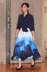 手話パフォーマンス甲子園に出席された佳子さま。濃紺のブラウスにグラデーションのスカートを合わせられた