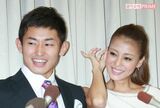 結婚会見を開いたあびる優と才賀紀左衛門('14年9月19日)