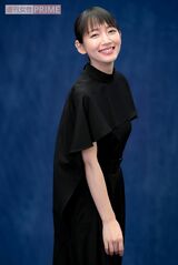 吉岡里帆　撮影／佐藤靖彦