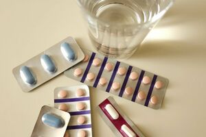 治療を始めてから毎日10錠もの薬を服用。体調の変化はなかったものの、ロケ撮影のときも欠かさず飲み続けたという（写真はイメージ）