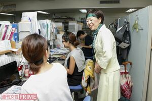 「週刊女性はおキレイな人が多いですね」と媚びを売りながらアピールをし続ける八幡に、忙しく作業する編集者たちは困り顔　撮影／竹内摩耶