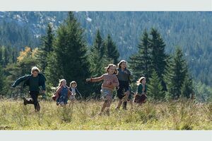 いつ見つかるかわからないハラハラする状況の中でも、子どもらしい無邪気さやユーモア、可愛らしい笑顔が描かれる　(c)ORIGAMI FILMS/BEE FILMS/DAVIS FILMS/SCOPE PICTURES/FRANCE 2 CINEMA/CINEMA RHONE-ALPES/CE QUI ME MEUT-2015　