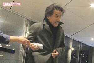 会場入りする役所広司