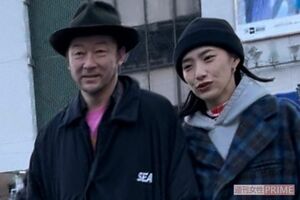 渋谷を歩く浅野忠信と中田クルミ