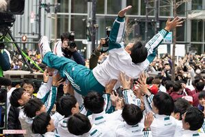 胴上げをされる原晋監督(青学大)撮影/北村史成