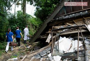 激震地・益城町で崩れた家屋を避けながら往診に向かった