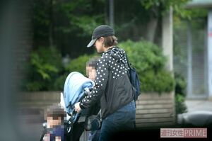 キャップを被った大沢は長男と長女に笑顔で話しかけながらマンションの中へ