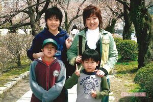 ありし日の菅生ファミリー。菅田将暉（写真左上）と母・好身さんがそっくり！