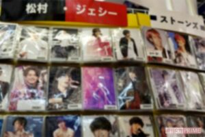 ジャニーズアイドルの写真など、店内にはグッズが所狭しと並ぶ