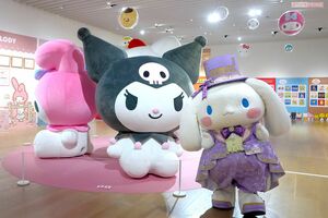 「サンリオ展FINALver.」絶賛開催中！人気キャラクターで彩られた展示空間。オープニングイベントのため内覧会を訪れていたキュートなシナモンがカメラに向かってファンサをくれた　※実際の展覧会にはシナモンはいません（撮影／伊藤和幸）（C）2026 SANRIO CO., LTD. APPROVAL NO. SP660009
