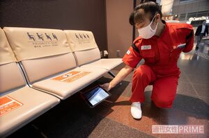 きちんと清掃できているかどうかチェックをするのが新津さんの役目。通路から座席の下まで目を光らせる　撮影／齋藤周造