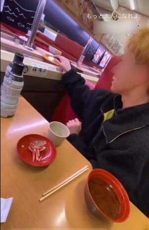 レーン上のお寿司に何度も塗りつけるように触った（滝沢ガレソ氏ツイッターより）