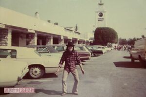 ’74年にロスのファーマーズマーケット時計塔での記念写真（蔭山さん提供）