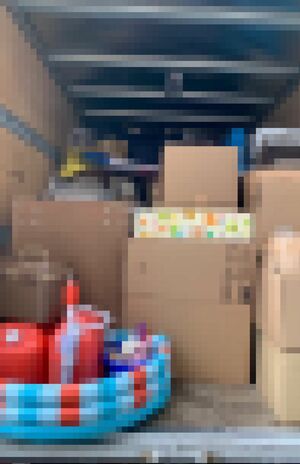 母親が子どもを連れて夜逃げをすることも。子ども用のプールも、一緒に運んでいく(画像提供、宮野さん)